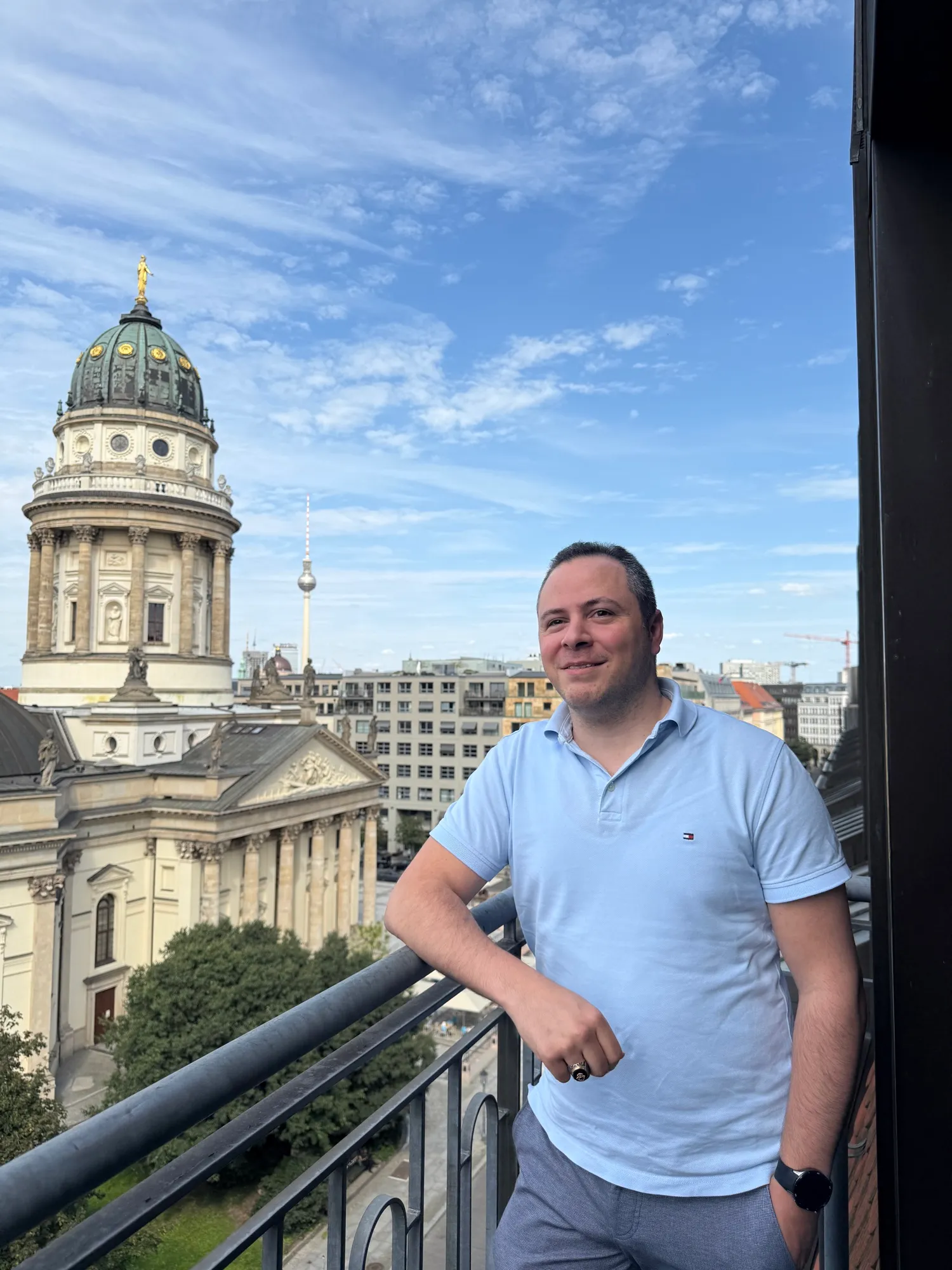 Ayman Kalaie auf einem Balkon am Gendarmenmarkt in Berlin